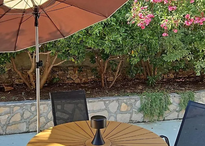 Among Pines And 아파트