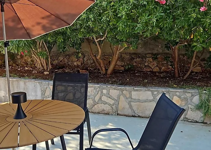 아파트 Among Pines And 볼